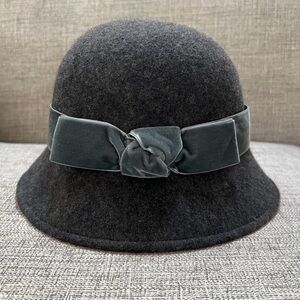 ⭐️ SALE $30 ⭐️ Bettina Cloche 1920’s Style Flapper Bell Shaped Velvet Bow Wool